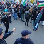 NYPD encuentra granada en asiento trasero de Uber en Times Square, mientras manifestantes antiisraelíes les impedían el paso