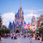 Demanda a Disney World tras la muerte de su esposa por comer en uno de sus restaurantes