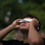 New York reparte gafas gratuitas para el primer eclipse solar en casi un siglo