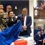 La gobernadora y legisladores dominicanos develan busto de Duarte en capitolio estatal de Massachusetts