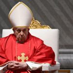 El papa renuncio a presidir el vía crucis para cuidar su salud durante la Semana Santa