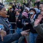 Nuevas protestas pro Palestina en los campus de Nueva York aumentan la tensión con la policía