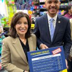 Gobernadora Kathy Hochul y asambleísta estatal Manny De Los Santos visitan bodega dominicana del Alto Manhattan