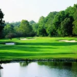 Un anciano hallado muerto flotando en lago de campo de golf en Nueva York