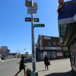 Dos quinceañeros baleados a plena luz desde bicicleta en Queens