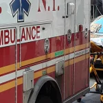 Milagroso rescate de madre y bebé que subieron al techo en incendio en Queens