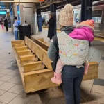 ¿De qué forma la Ciudad de NY evitará que más niños migrantes sigan en el Subway vendiendo golosinas?