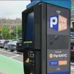 ¡No más recibos de papel! New York instala parquímetros modernos con nueva tecnología