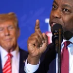 Tim Scott defiende a Donald Trump después de que lo abuchearan en la conferencia libertaria