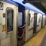 Delincuente enloquecido golpeó a empleado de la MTA en un ataque al azar en el metro de Queens