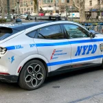 Policía que perseguía a sujeto armado es golpeado con patrulla en Brooklyn, está herido de gravedad