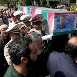 Irán entierra a su presidente Ebrahim Raisi luego de tres días de funerales