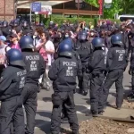 Manifestantes intentaron irrumpir en una fábrica de Tesla en Alemania y chocaron con la Policía