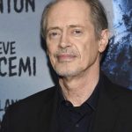 Un hombre le da una paliza al actor Steve Buscemi en una calle de Nueva York