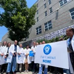 Médicos de hospitales públicos de NY denuncian escasez de personal y exigen aumento salarial