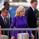 La primera dama Jill Biden se hace presente en juicio de su hijo Hunter Biden por armas de fuego