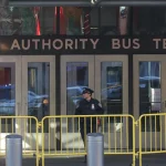 Una joven hispana mató a otra mujer en pelea callejera frente a terminal Port Authority de Nueva York