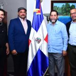 Cónsul Eligio Jáquez recibe visita de artistas dominicanos