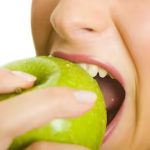 Tres alimentos que colaboran en la producción de saliva y cuidan la salud bucal