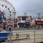 Mujer abusada y novio golpeado en famosa playa Coney Island de Nueva York