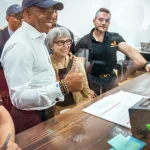 Alcalde Eric Adams inaugura sede bancaria y revela que familias recibieron $280 millones más por crédito fiscal