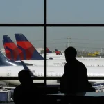 Problema de presión en vuelo de Delta provoca sangrado de oídos y narices en pasajeros