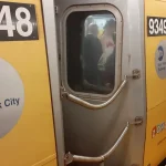 Mujer mayor es empujada a los rieles del Metro de Nueva York durante una pelea.