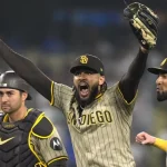 Con triple play, Padres aseguran boleto de playoffs al vencer a Dodgers