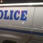 NYPD está buscando a una pistolera que mató de varios disparos a un hombre de 39 años anoche afuera de un edificio en Queens