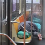 Programa de New York busca ayudar a las personas sin hogar en el sistema de trenes